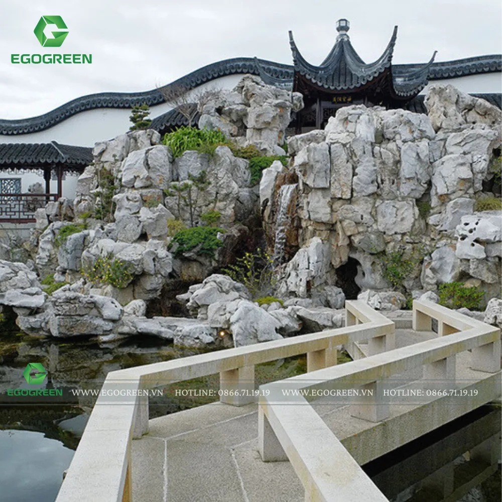 Sự kết hợp hài hòa giữa “núi” và “nước” tạo nên âm – dương cân bằng, đem lại may mắn, sức khỏe và tài lộc cho gia chủ.